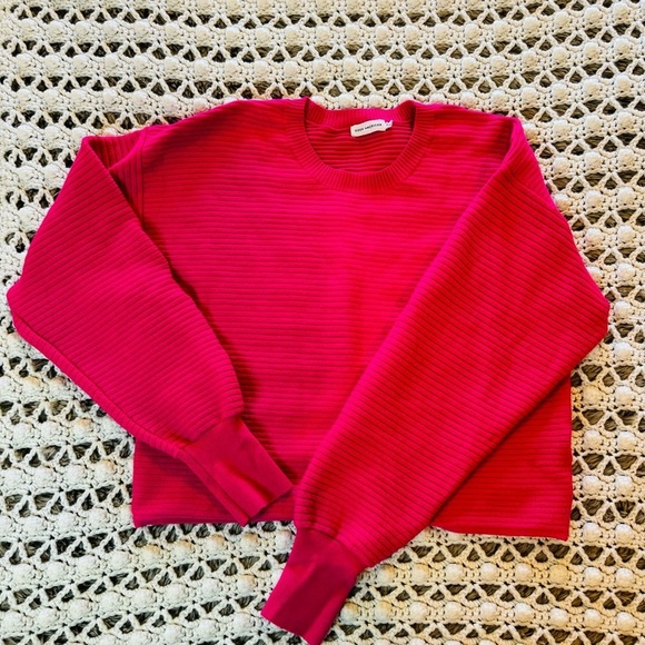 Good American Fuschia Ribbed Crewneck Oversize Sweater - Picture 2 of 9